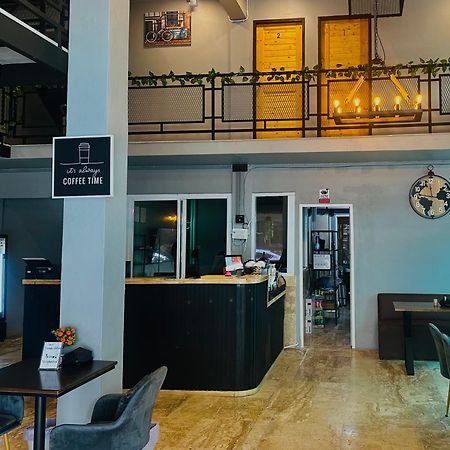 Champagne Hostel & Cafe Pattaya Zewnętrze zdjęcie