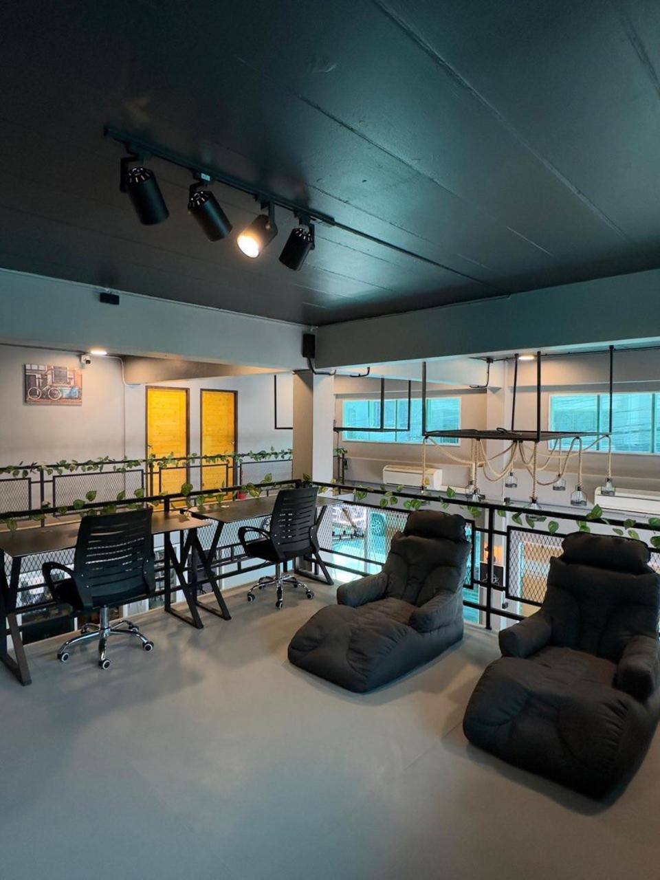 Champagne Hostel & Cafe Pattaya Zewnętrze zdjęcie