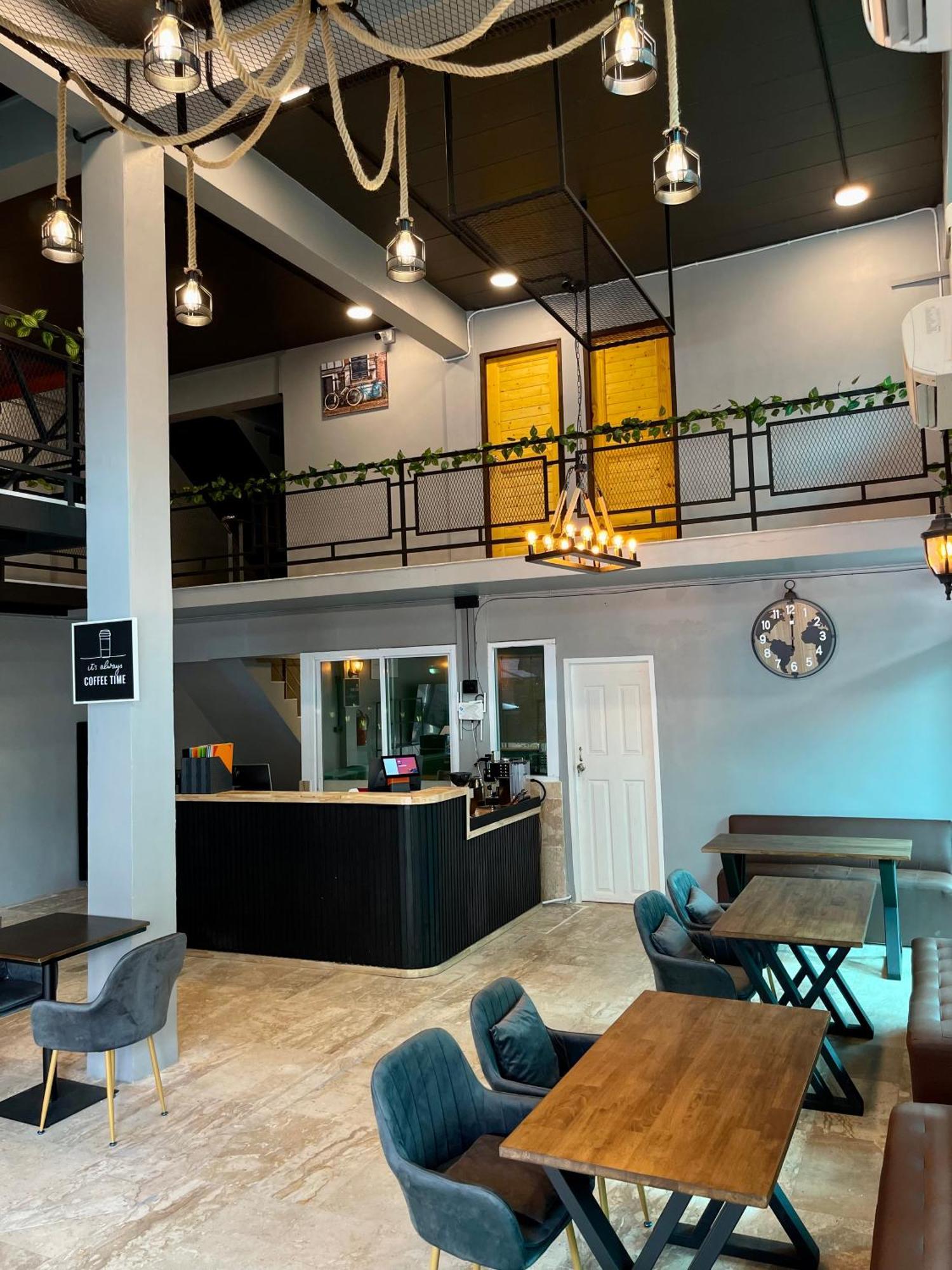 Champagne Hostel & Cafe Pattaya Zewnętrze zdjęcie