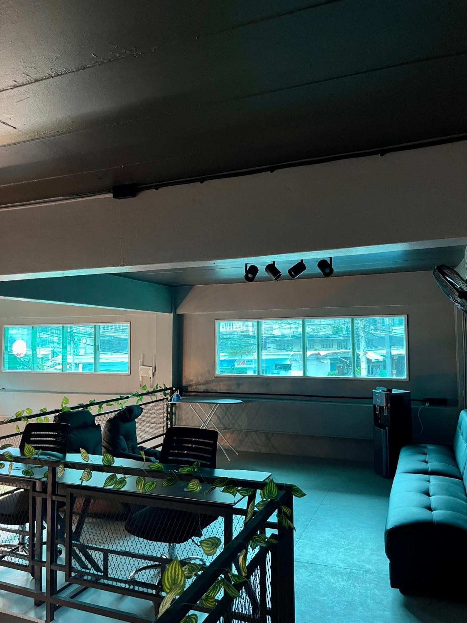 Champagne Hostel & Cafe Pattaya Zewnętrze zdjęcie