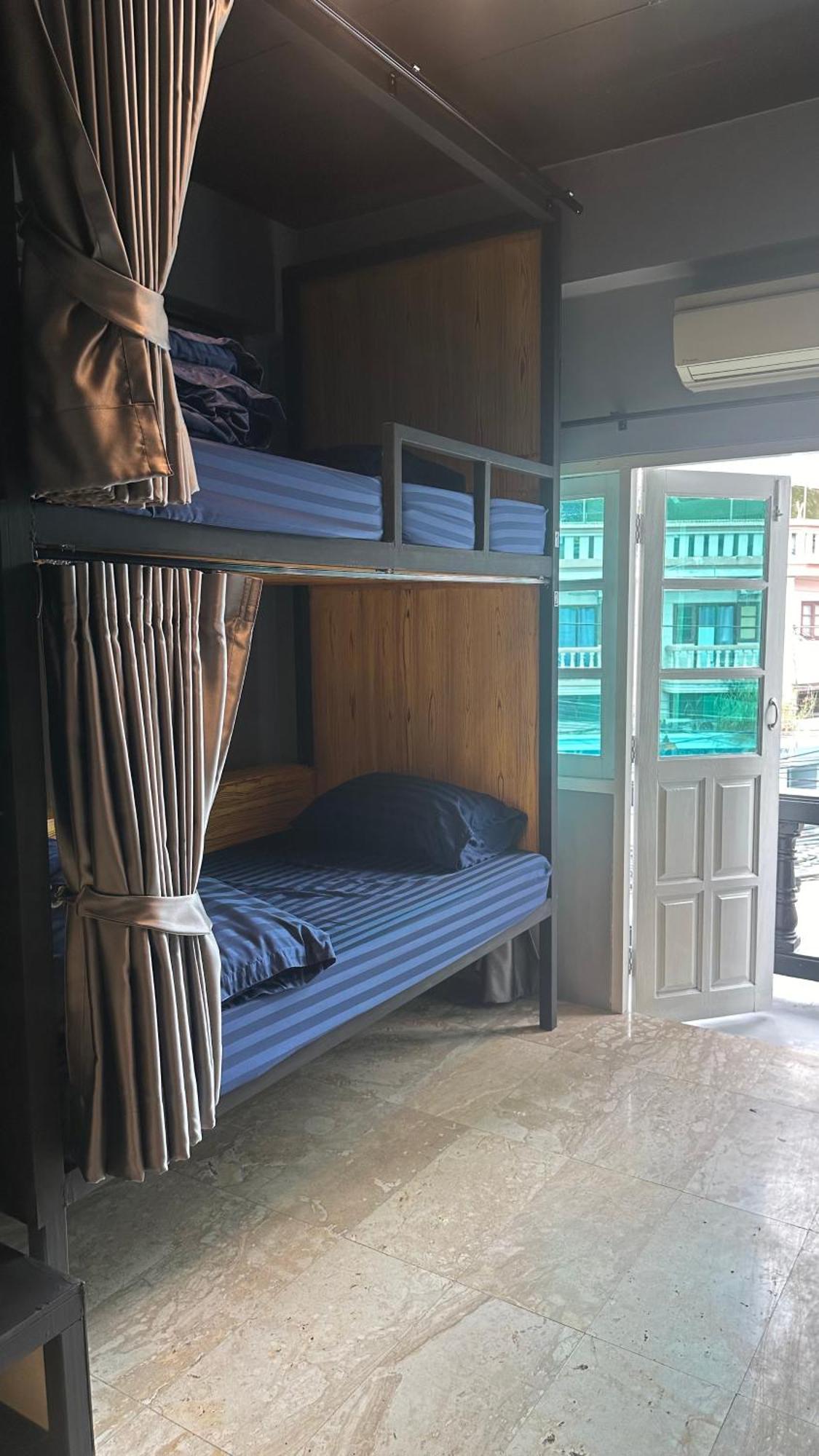 Champagne Hostel & Cafe Pattaya Zewnętrze zdjęcie