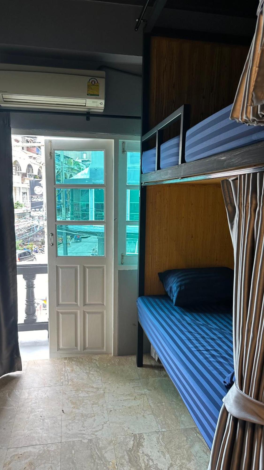 Champagne Hostel & Cafe Pattaya Zewnętrze zdjęcie