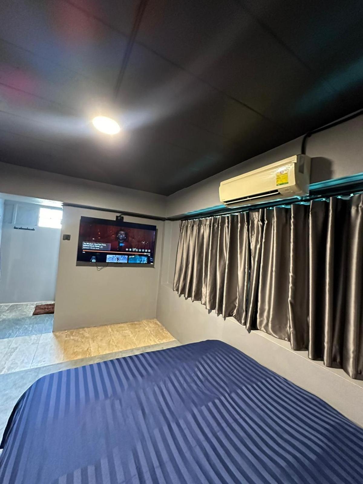 Champagne Hostel & Cafe Pattaya Zewnętrze zdjęcie